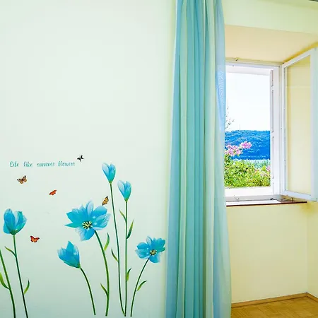 Cecilija - Seafront With Sunbeds! Unique Apartment