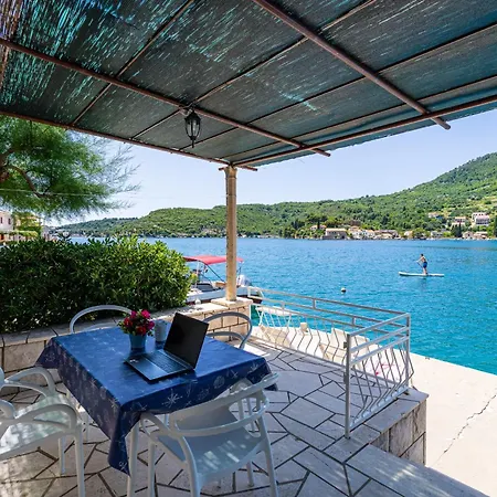Cecilija - Seafront With Sunbeds! Unique Apartment