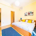 Cecilija - Seafront With Sunbeds! Unique Διαμέρισμα