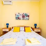 Διαμέρισμα Cecilija - Seafront With Sunbeds! Unique *