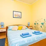 Cecilija - Seafront With Sunbeds! Unique Διαμέρισμα *