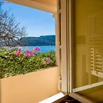 Cecilija - Seafront With Sunbeds! Unique Apartament