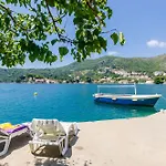 Cecilija - Seafront With Sunbeds! Unique Διαμέρισμα