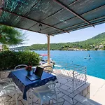 Cecilija - Seafront With Sunbeds! Unique Apartament
