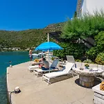 Apartament Cecilija - Seafront With Sunbeds! Unique *