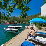 Cecilija - Seafront With Sunbeds! Unique