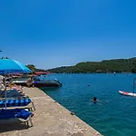 Cecilija - Seafront With Sunbeds! Unique Apartament