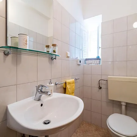 Cecilija - Seafront With Sunbeds! Unique Апартаменты Затон