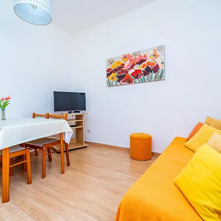 Cecilija - Seafront With Sunbeds! Unique Затон