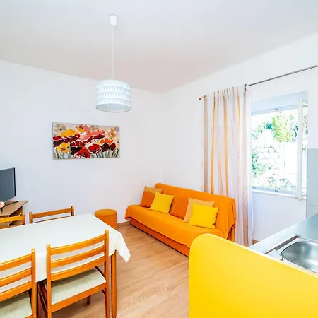 Cecilija - Seafront With Sunbeds! Unique