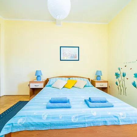 Cecilija - Seafront With Sunbeds! Unique Apartment
