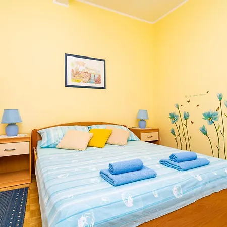 Cecilija - Seafront With Sunbeds! Unique Apartment *