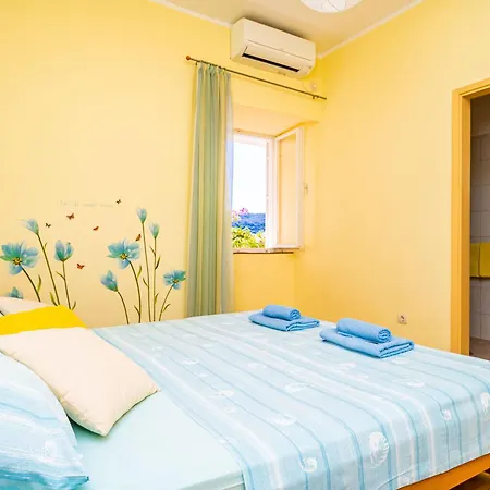 Cecilija - Seafront With Sunbeds! Unique *