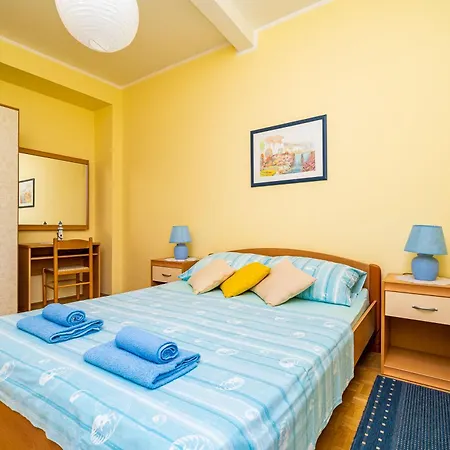 Cecilija - Seafront With Sunbeds! Unique