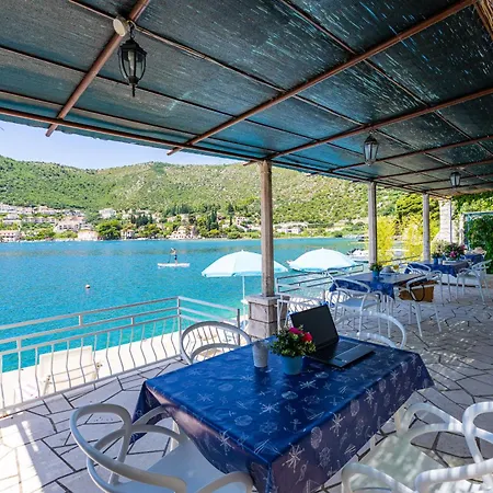 Appartement Cecilija - Seafront With Sunbeds! Unique Zaton (Dubrovnik-Neretva)
