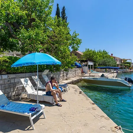 Lejlighed Cecilija - Seafront With Sunbeds! Unique