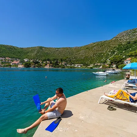 Cecilija - Seafront With Sunbeds! Unique Lejlighed