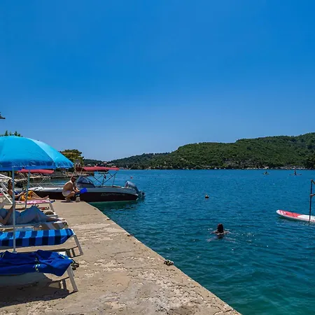 Cecilija - Seafront With Sunbeds! Unique Lejlighed
