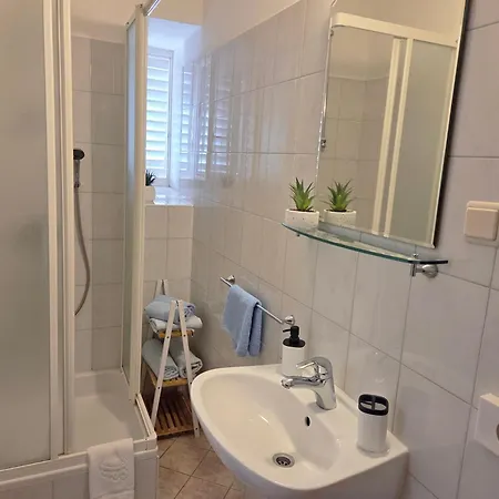 Cecilija - Seafront With Sunbeds! Unique Затон