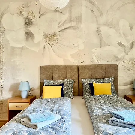 Cecilija - Seafront With Sunbeds! Unique Apartament *