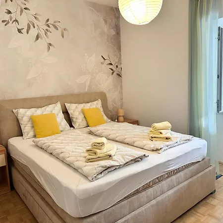 Apartament Cecilija - Seafront With Sunbeds! Unique