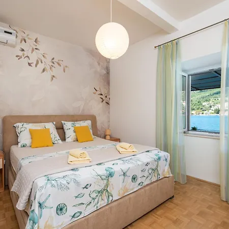 Cecilija - Seafront With Sunbeds! Unique Appartement *
