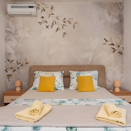 Cecilija - Seafront With Sunbeds! Unique Appartement *