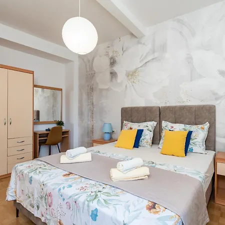 Cecilija - Seafront With Sunbeds! Unique Appartement