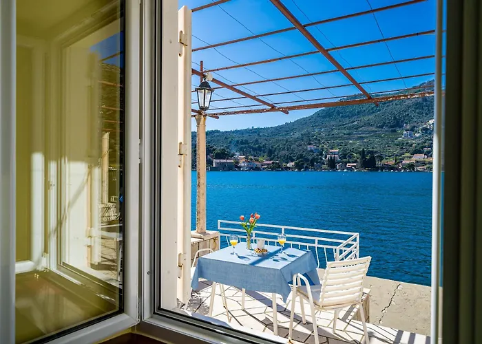 Cecilija - Seafront With Sunbeds! Unique Zaton (Dubrovnik-Neretva)
