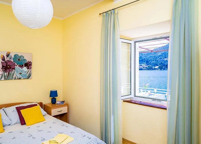 Cecilija - Seafront With Sunbeds! Unique Appartamento *