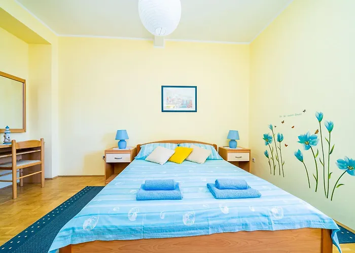 Cecilija - Seafront With Sunbeds! Unique Appartamento