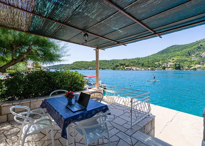 Cecilija - Seafront With Sunbeds! Unique Appartamento