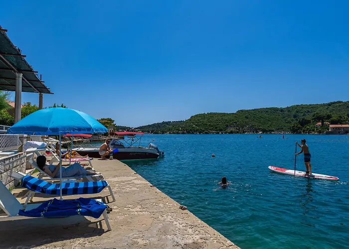Cecilija - Seafront With Sunbeds! Unique Appartamento